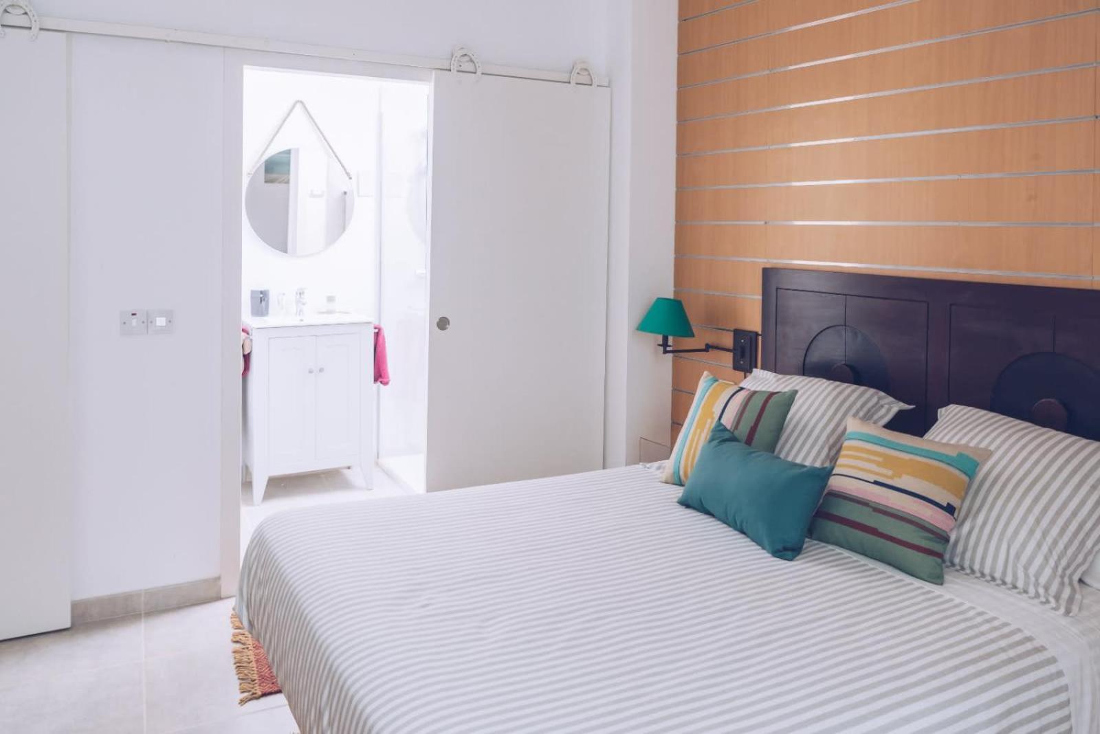 Chic & Luxurious 2-Br Escape Designed For Elegance Apartment ยิบรอลตาร์ ภายนอก รูปภาพ